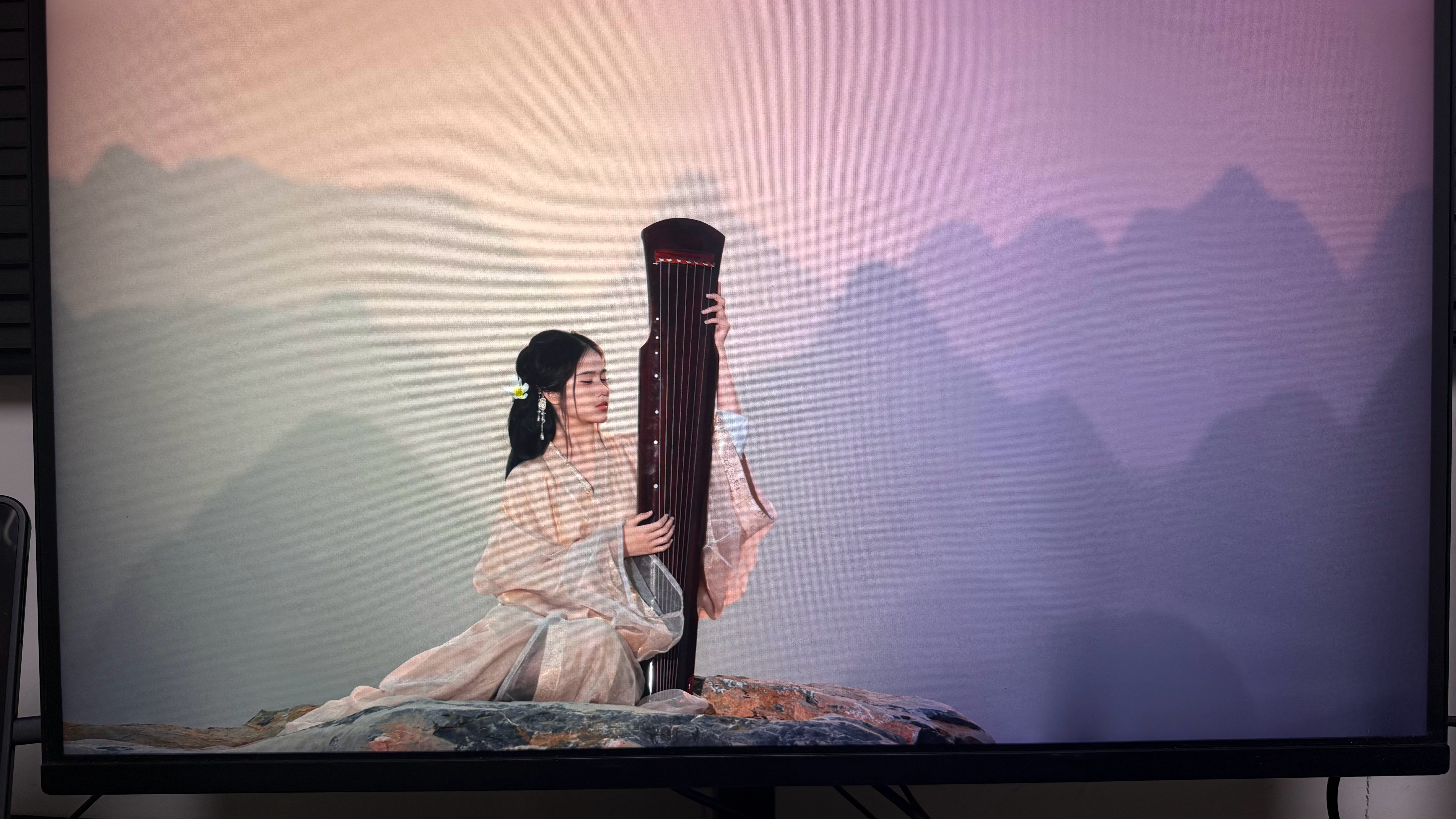 显示器难道也会发霉嘛？我对象还问我为啥把照片调的奇奇怪怪的出门以前好好的，回来右