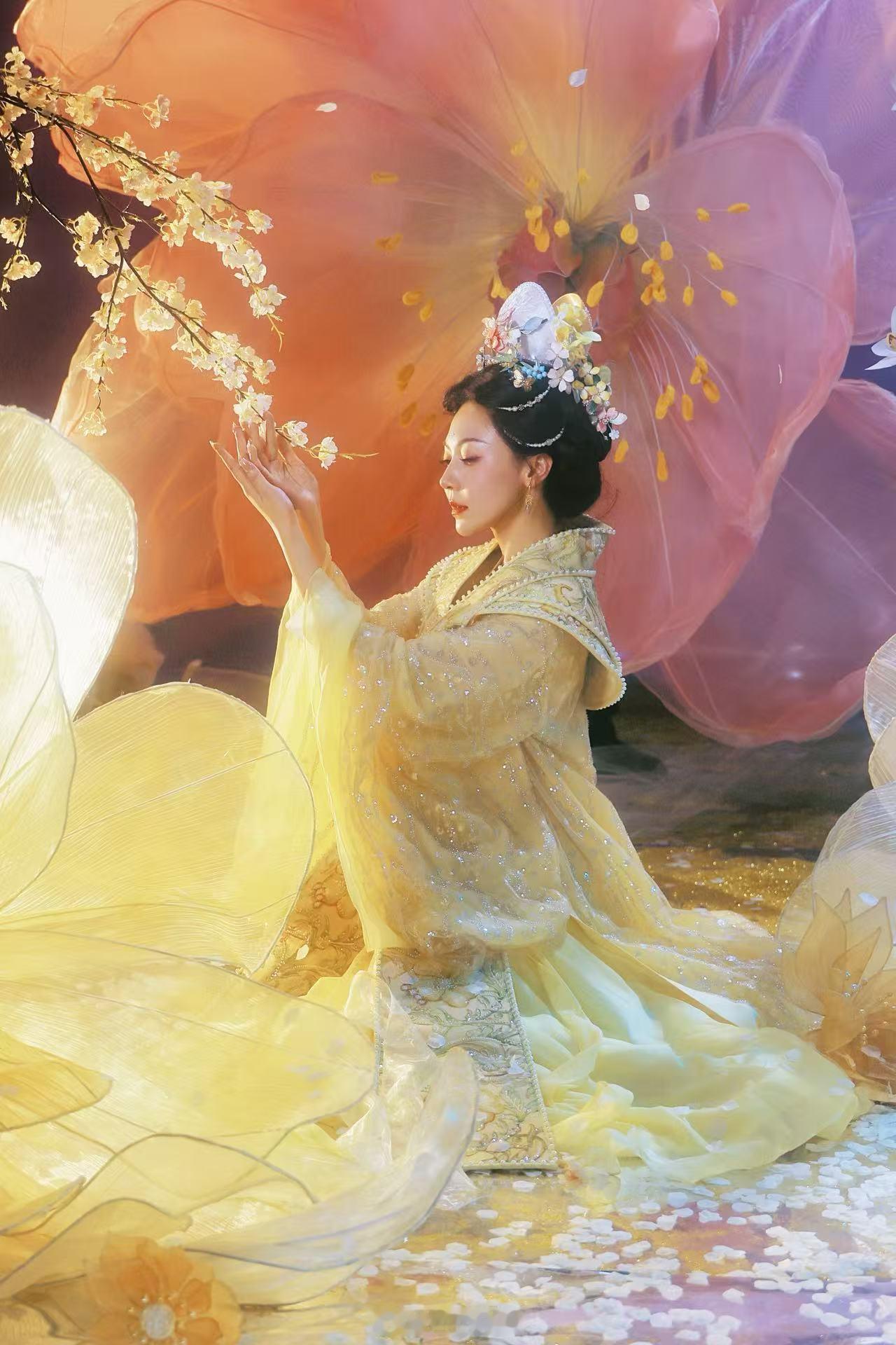 这才是素锦该有的样子黄梦莹鎏金花神造型黄梦莹鎏金花神造型一出来直接惊艳我！重工鎏