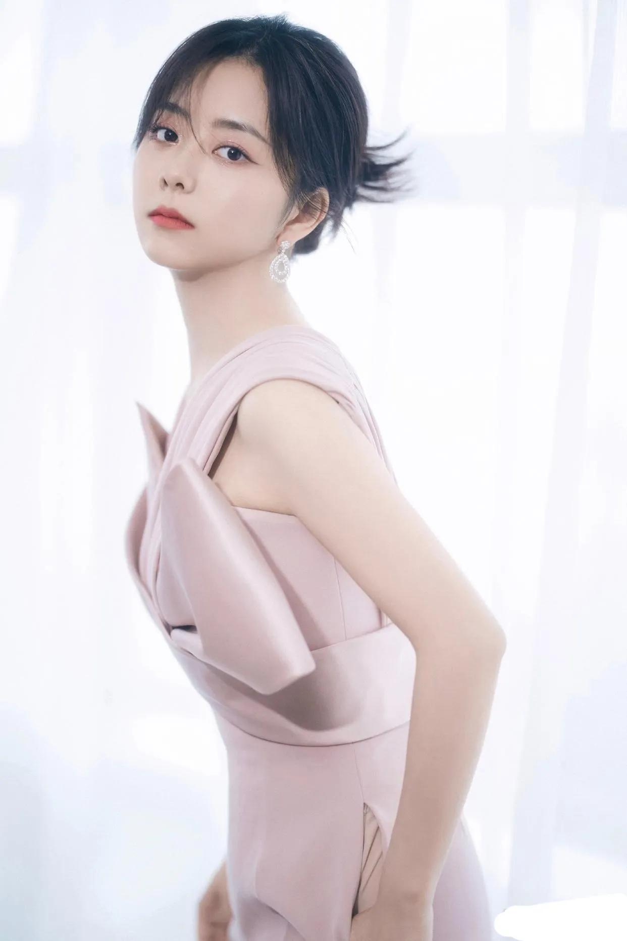 谭松韵这组写真也太好看了吧！利落飒爽的风格简直让人眼前一亮，不愧是性感女神！