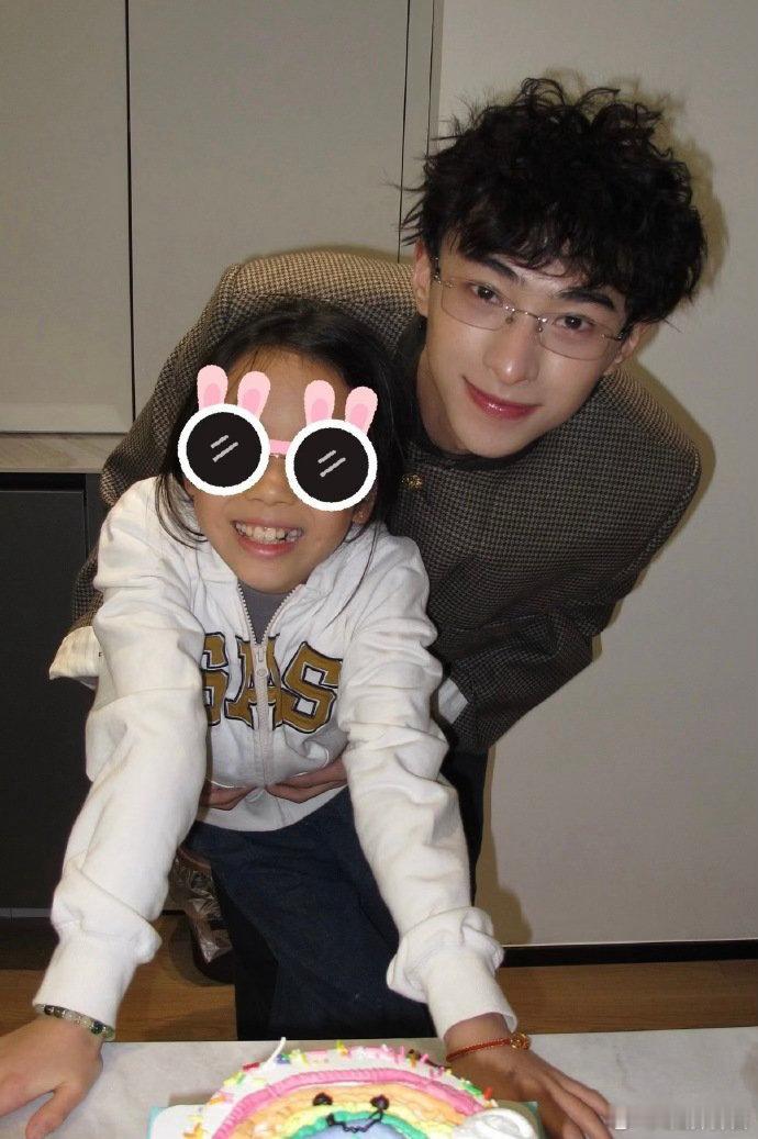 恩利生日晒庾澄庆米粒合照米粒的小金库计划，理财小能手上线啦！这样的家庭氛围真是让