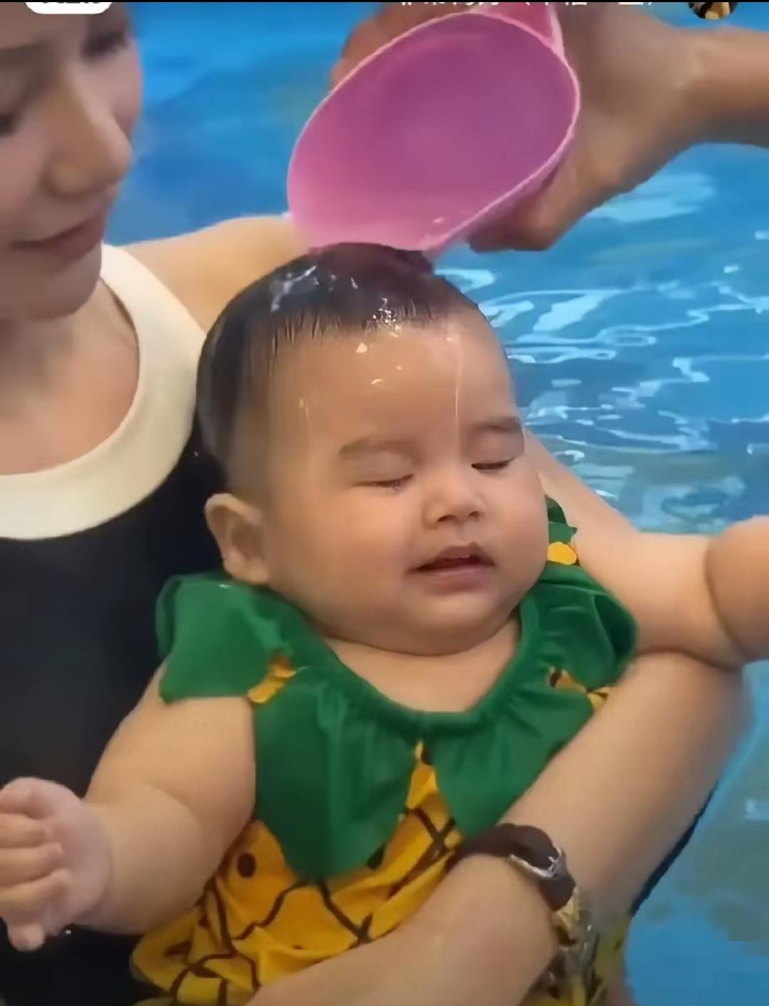 汪小菲五个月大的儿子第一次去游泳馆游泳，马筱梅抱着“汪宝儿＂在泳池内，只见教练一