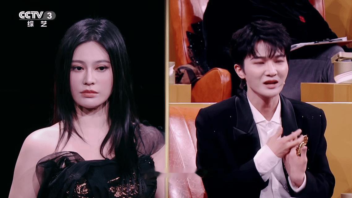 周深哼了两句薛之谦眼睛都瞪大了周深点评的时候不仅给出了超有价值的建议，还亲自哼唱