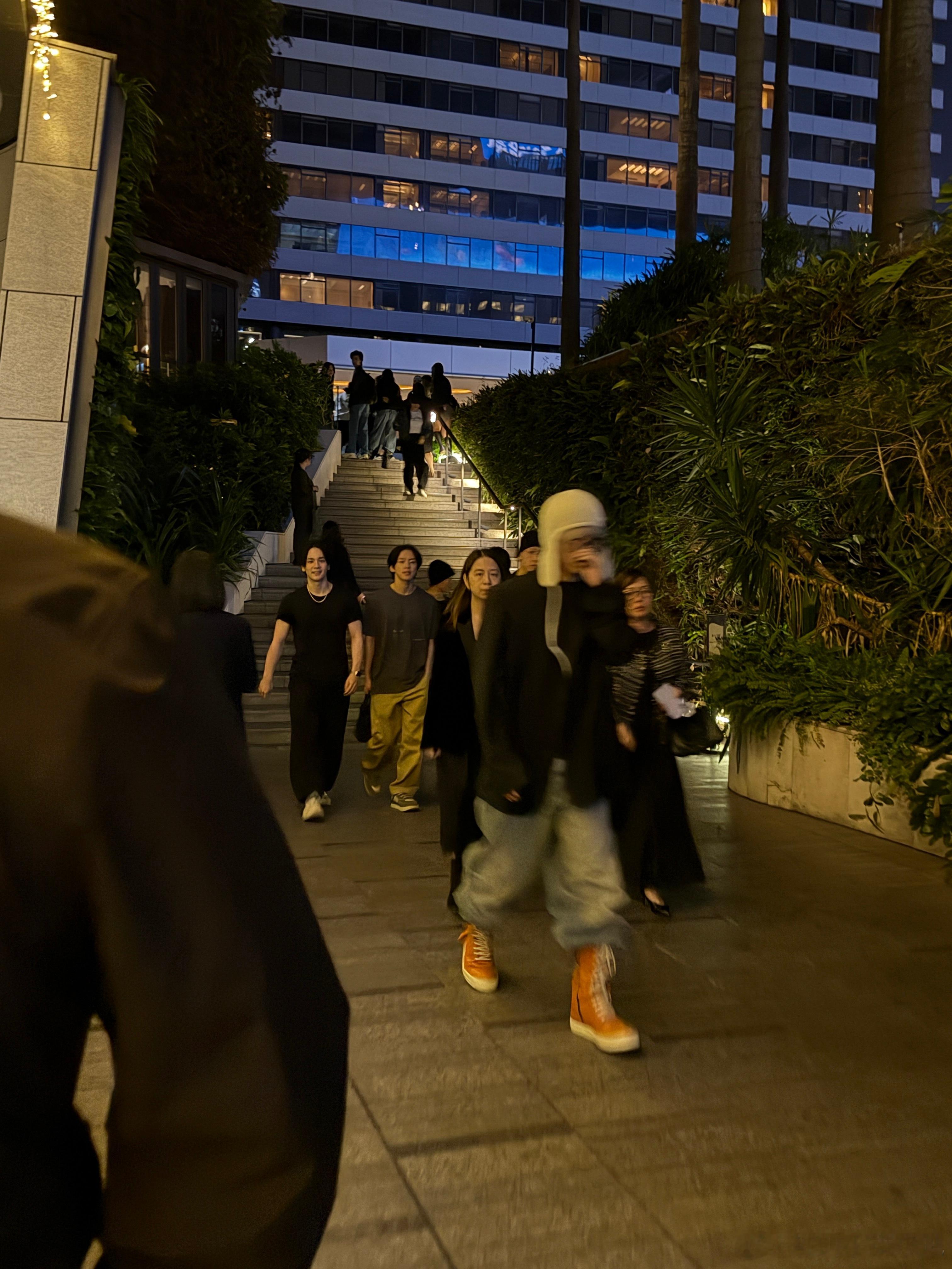 在酒店楼下突然迎面走来几个帅哥 后面有老多女的跟着了 估计是粉丝 这是谁啊 有人