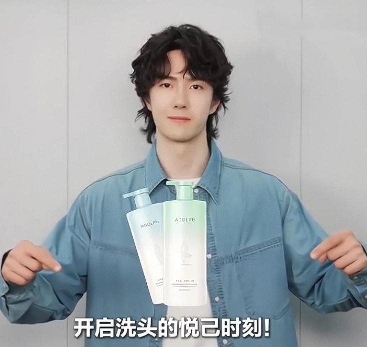 宝宝没出现的日子还在偷偷美貌真是令人开心[奸笑] 王一博