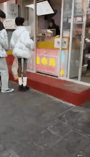 这已经不是美了，这是病，而且病的很厉害了！两条腿已经不是腿了，几乎撑不住自己的身