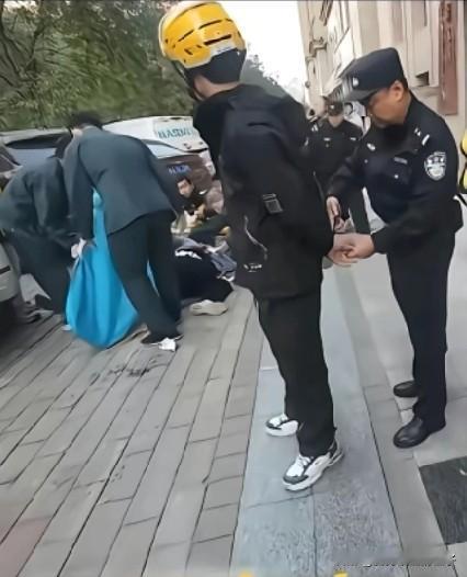 外卖小哥捅人这事儿，不知道大家注意到一个细节没有，小哥被警察带走时，他眼睛还是盯