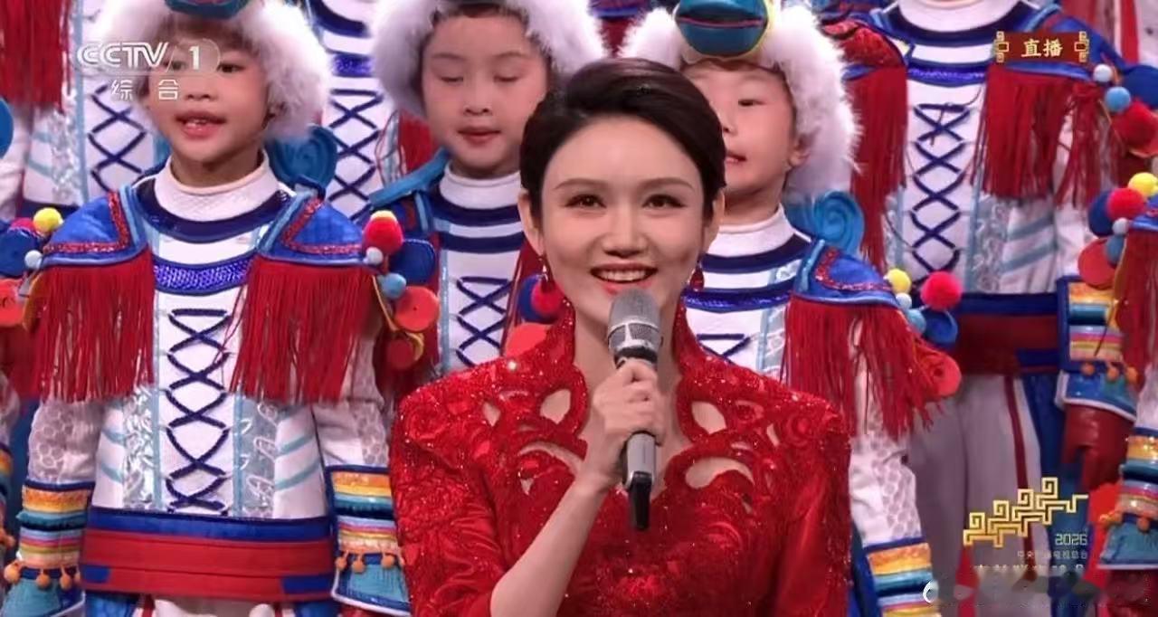 龙洋好稳龙洋五登春晚，在热闹中守住从容，这就是国家级主持的素养。 