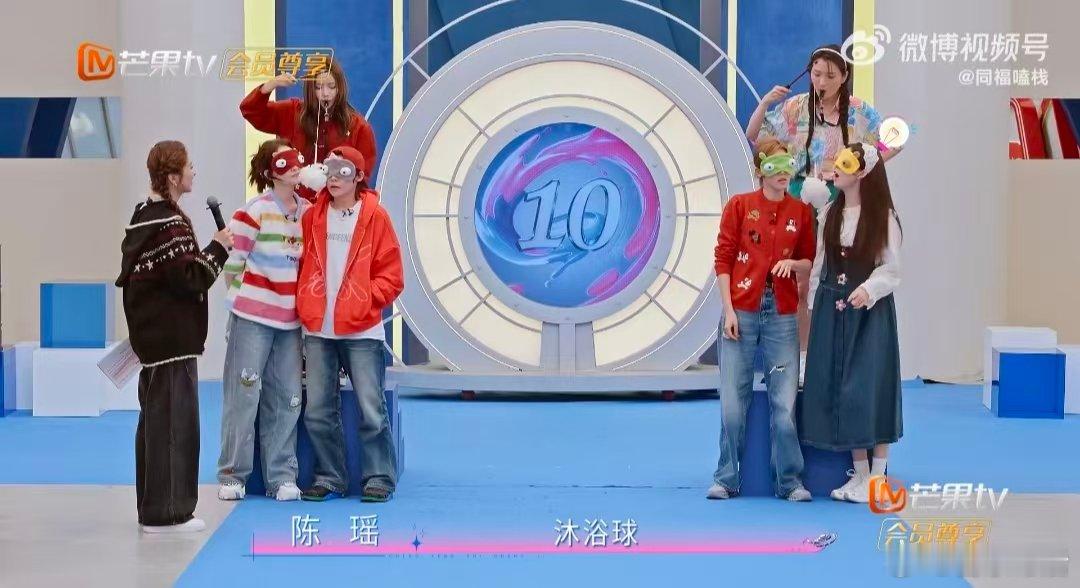 张月陈瑶贴贴张月陈瑶贴贴挑战 满心欢喜迎来两人贴贴名场面，一举一动都格外和谐，狠