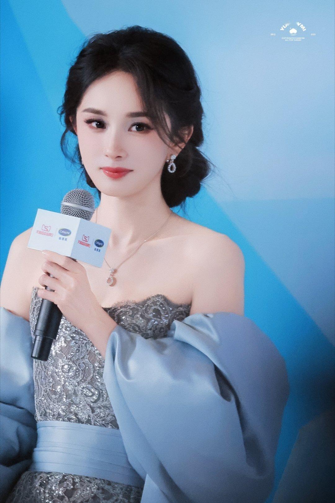 杨幂我什么都信你除了套圈一定是场地的问题 衣服的问题 圈的问题 布置的问题 小幂