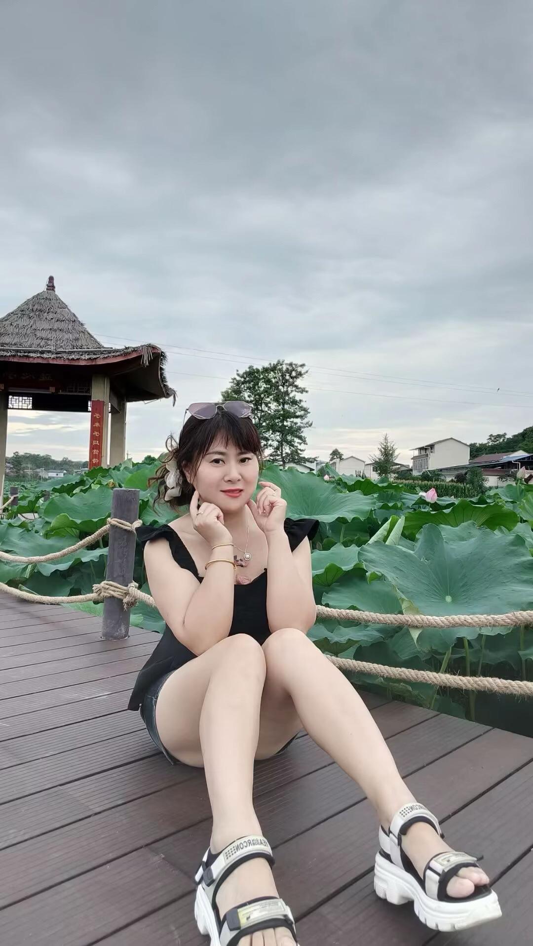遇见都是天意，拥有都是幸运，花开花落终有时，相聚相逢本无意，世间有一千...