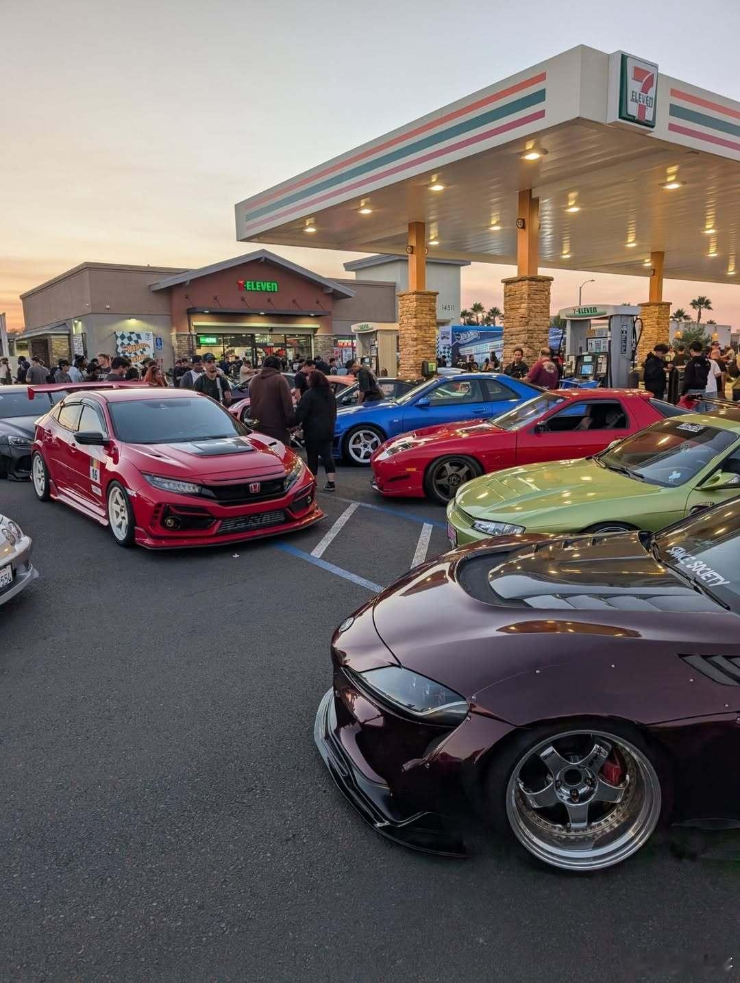 加州7-Eleven x Hot Wheels聚会地点也是未公开，而是依靠社区内
