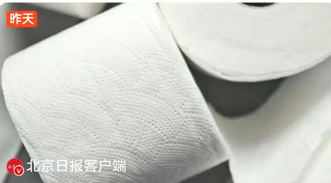 逛超市走到纸巾区，货架上那些印着方块、花束或者网格纹的卫生纸总能最先抓住眼球。很