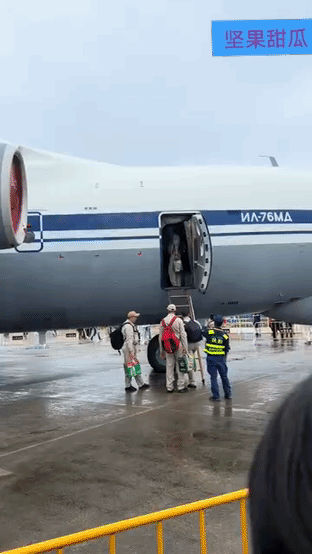 俄罗斯人带啤酒离展。珠海航展结束 ，俄罗斯飞行员可以开着飞机走，那些地勤维护人员