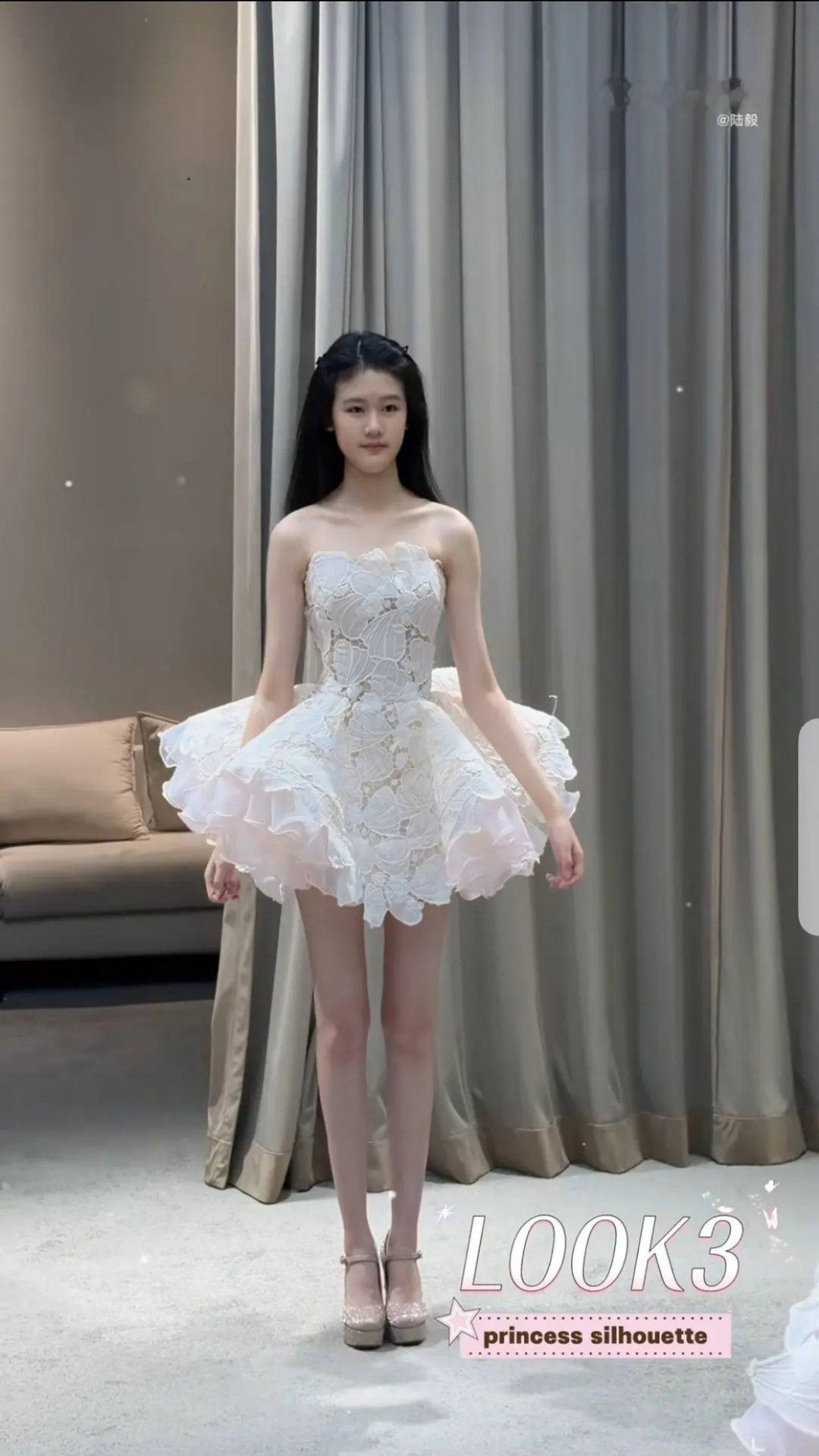 真可惜，陆毅那么漂亮的五官女儿没有遗传到，更像妈妈鲍蕾，陆毅有张女装P图流传特别