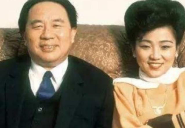 1999年，中国前首富牟其中坐着奥迪上班，途中被捕，一同被捕的还有他的小姨子夏宗