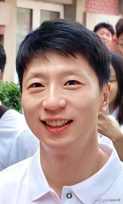 我朋友在北京见了马龙，她偷偷和我说了句大实话，以后别再说马龙是帅哥了，你是不知道