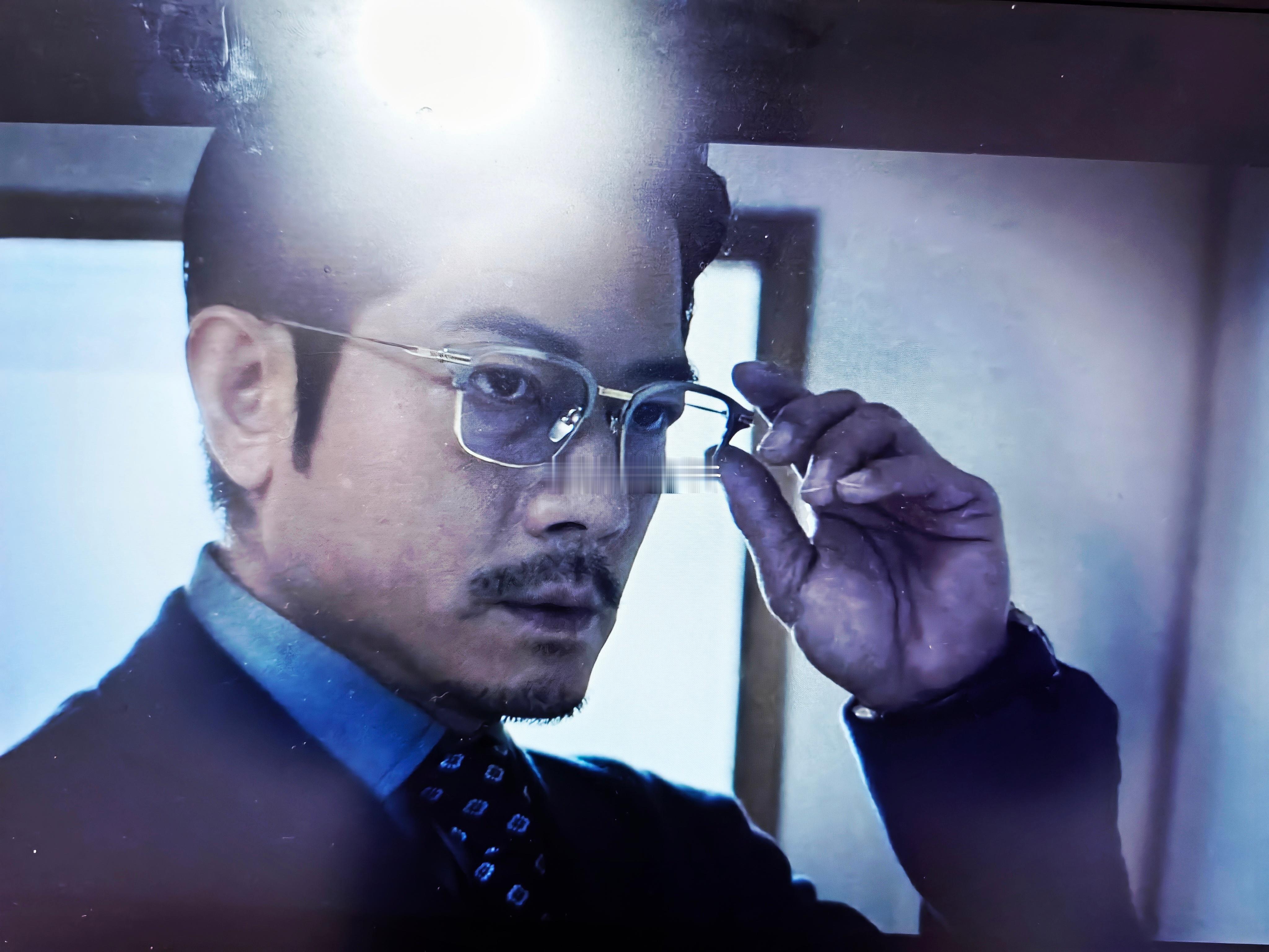 去年的港片《内幕》拍的还可以，豆瓣6.2打低了，6.8总有的。故事背景是慈善基金