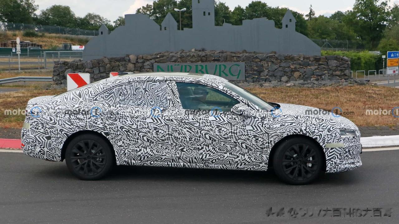 全新斯柯达速派谍照，看起来很像现款车型的大改款，车尾更平直，没有溜背。车头有一道