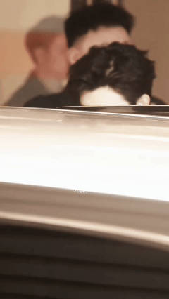 陈飞宇 阿瑟帅回宫了陈飞宇这波颜值直接帅回宫！眉眼清冷自带贵气，面部线条超优越，