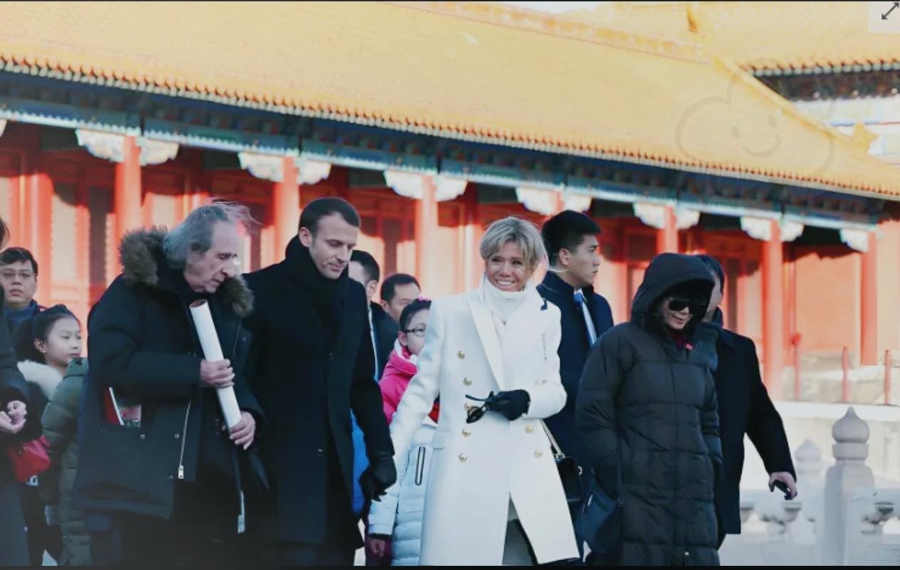 马克龙游览乾隆花园修正版
 
马克龙到访北京游览乾隆花园，这场活动表面是文化交流