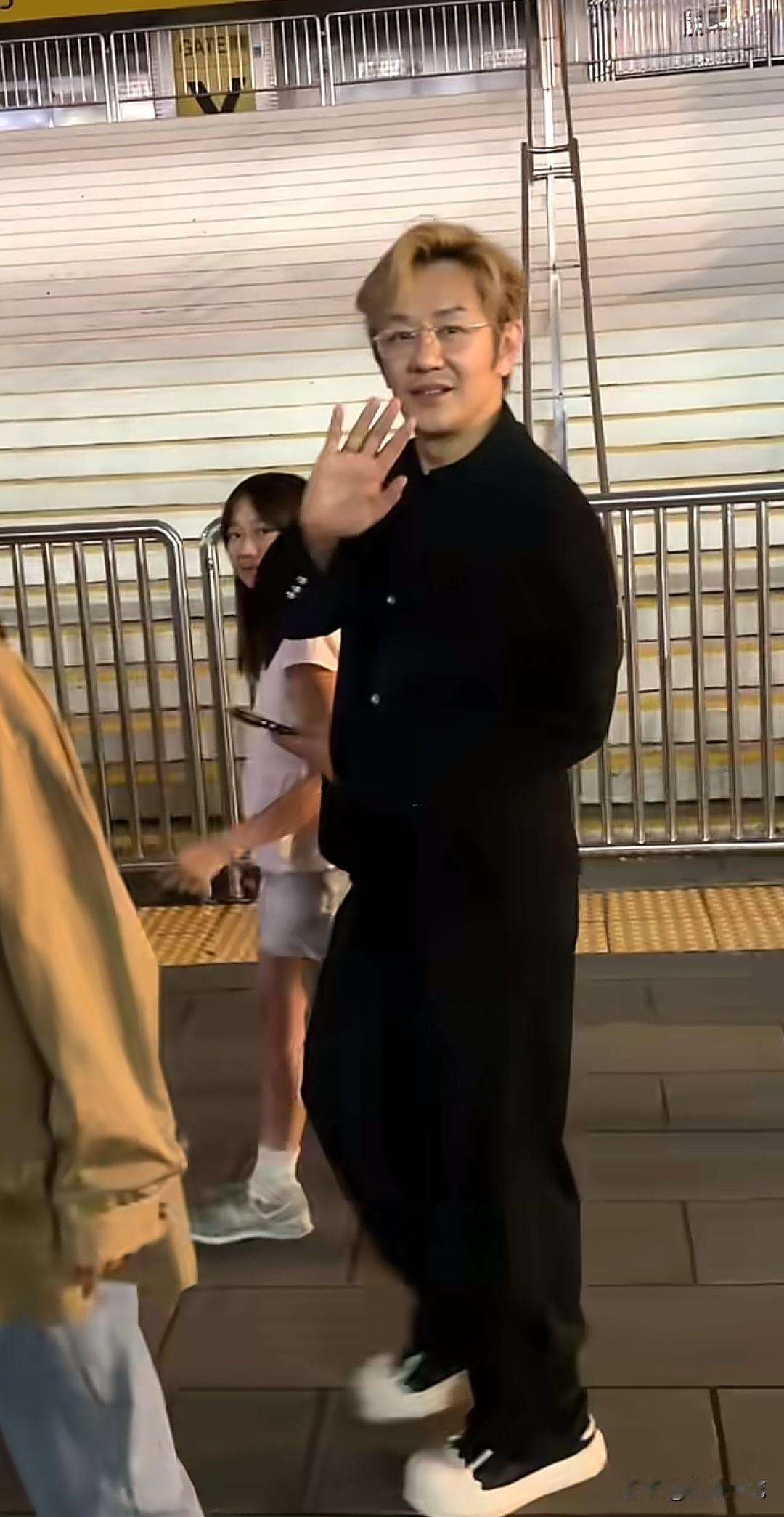有网友在红馆偶遇陈浩民一家，蒋丽莎一双长腿配高跟凉鞋，气色饱满，笑着和路人挥手打