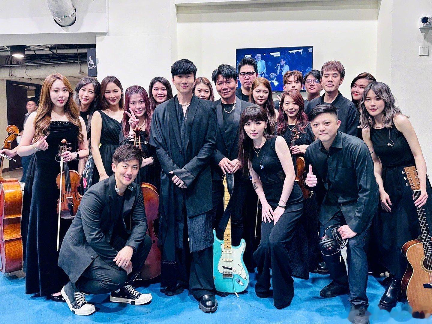#林俊杰金曲奖后台合影##林俊杰金曲奖后台合照# 谁啊这么帅唱的这么好 什么时候