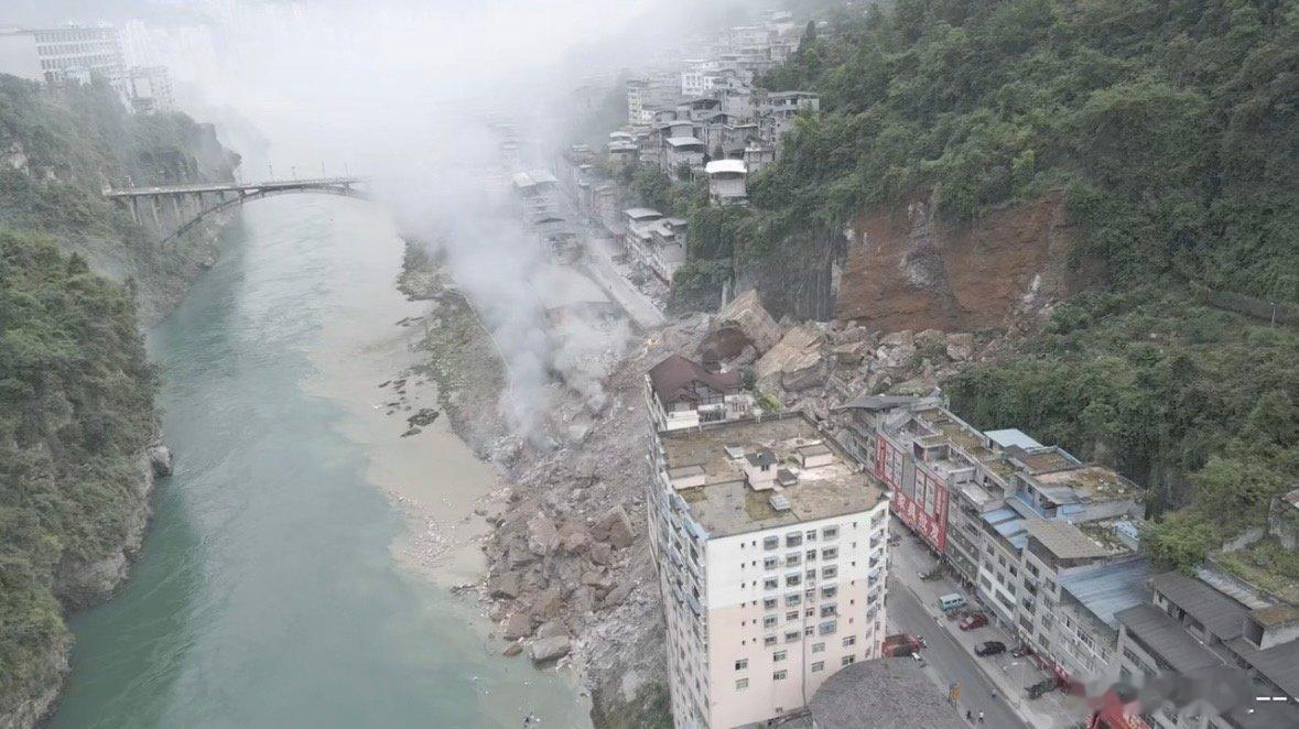 重庆彭水山体垮塌事件  2026年7月17日9时08分，彭水县汉葭街道乌江三桥附