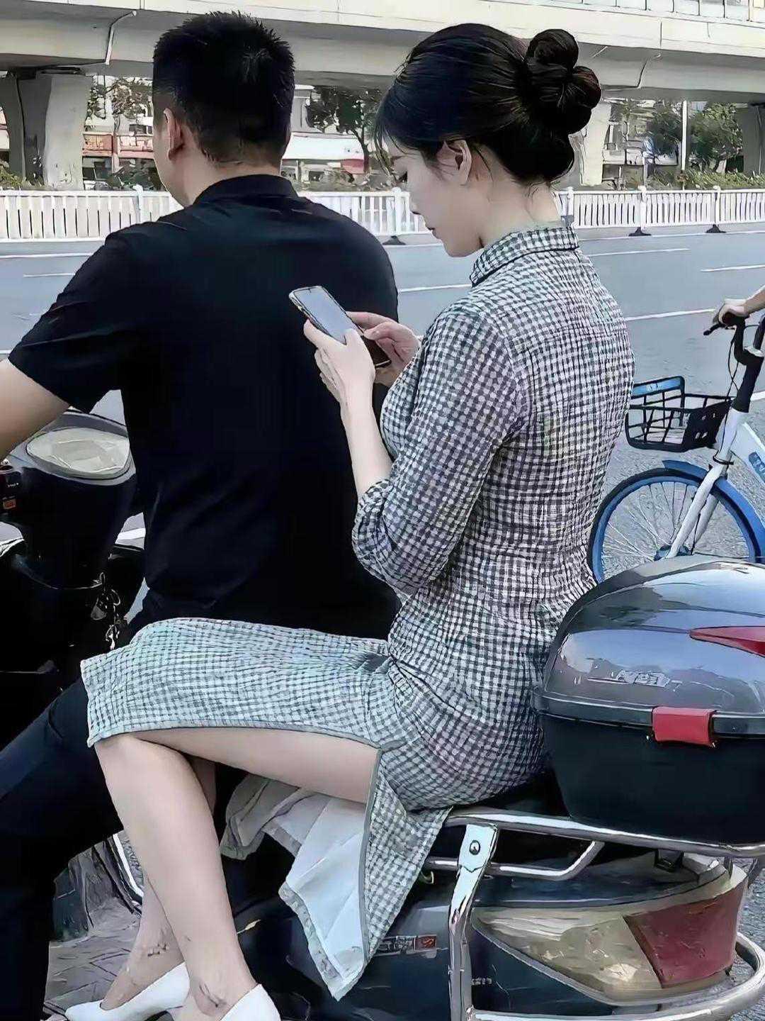 这哥们绝对是成功人士。
估计是晚上出来吃饭，骑电瓶车方便。