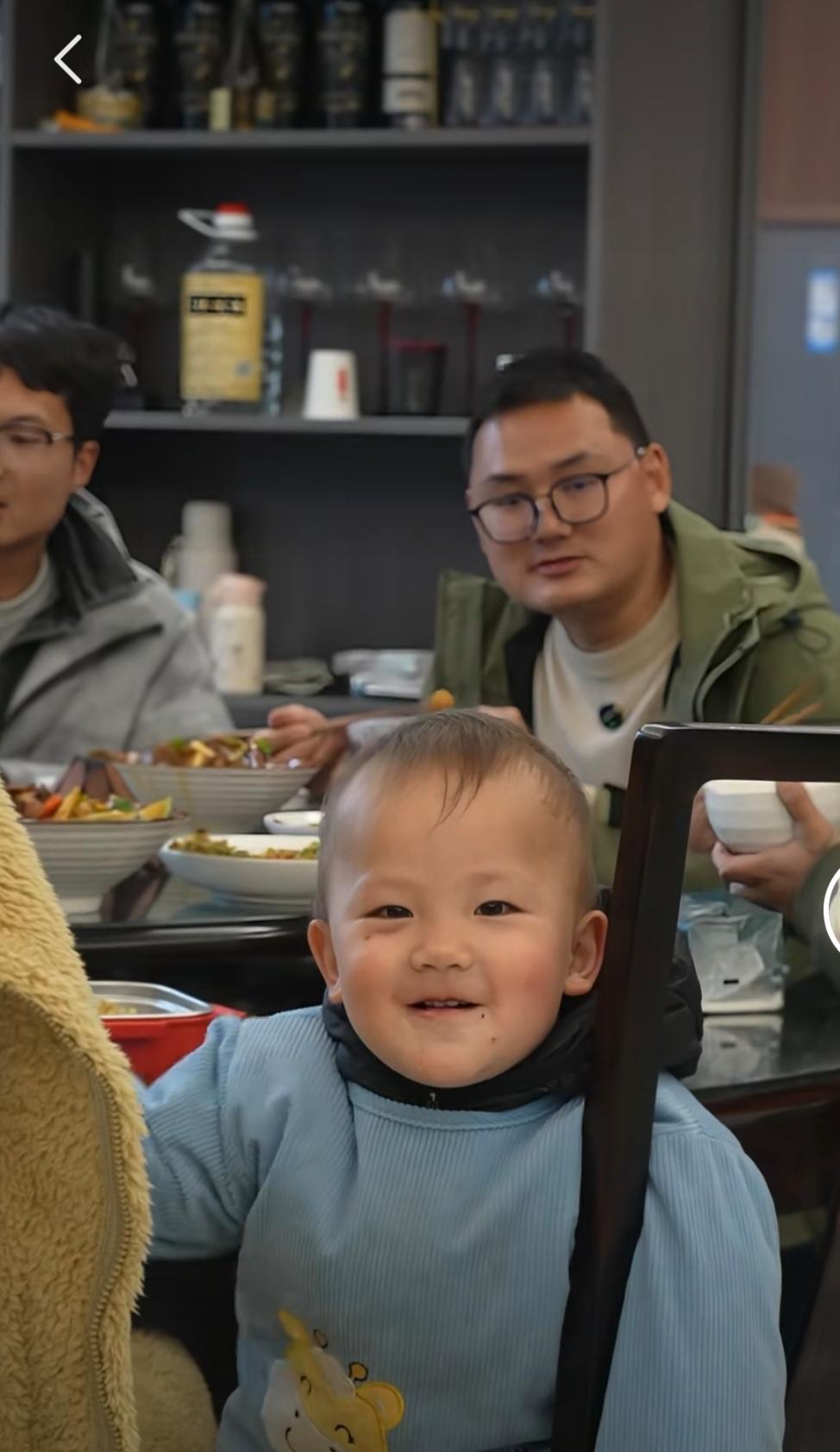 嘻嘻[呲牙]小二娃给小成成煮大鹅，大家一起吃，小二娃未婚妻给小成成喂饭，小成成很