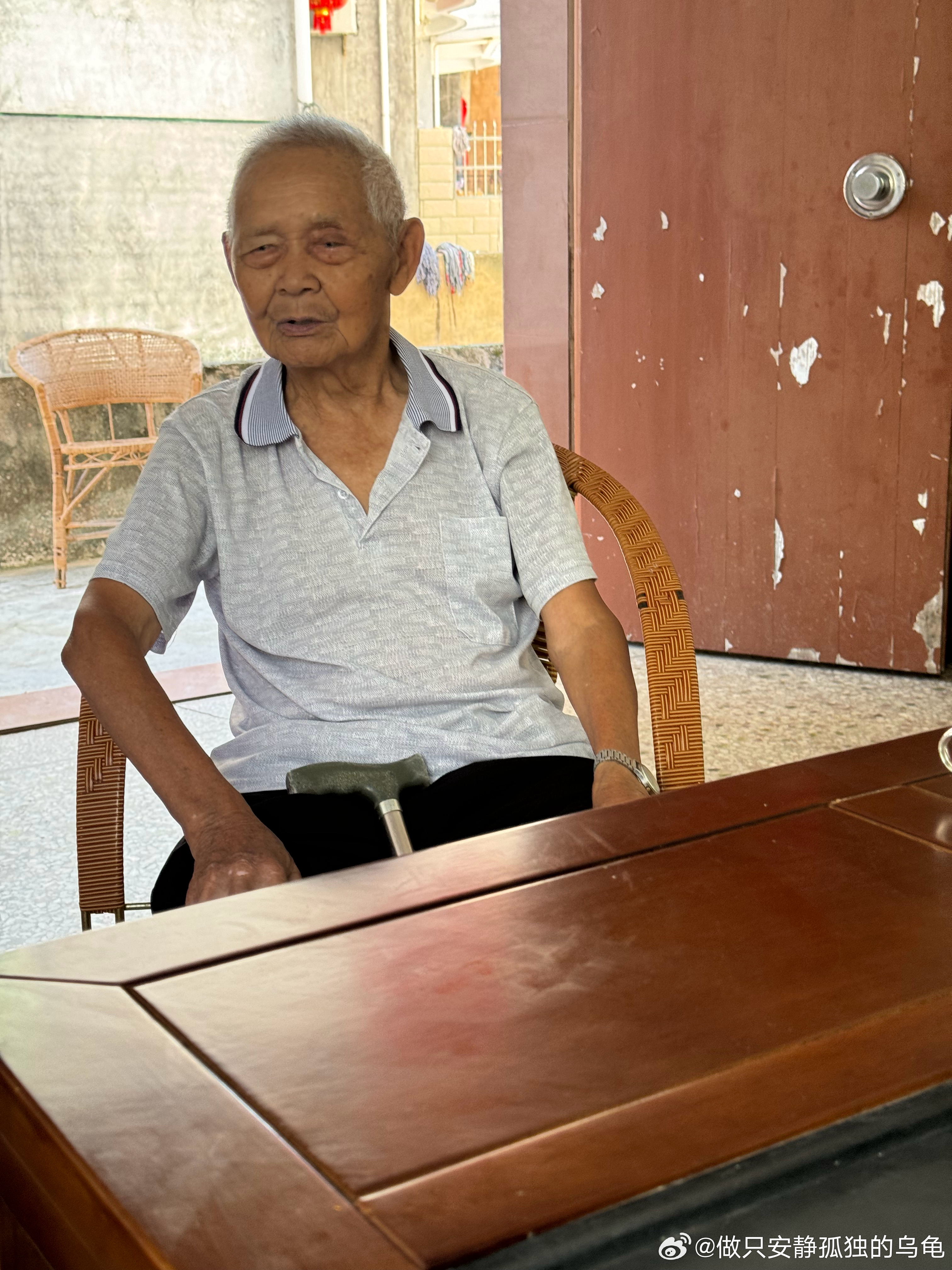 大伯今年94岁，不抽烟不喝酒，茶也很少喝，平时就喝白开水精神状态非常好，思维也很