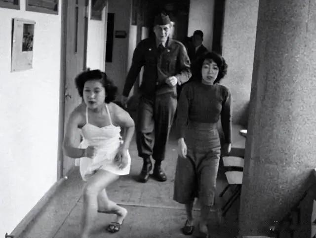 1945年，战败后的日本政府招募了约7万名本国“慰安妇”，专门为驻军在日本的美国
