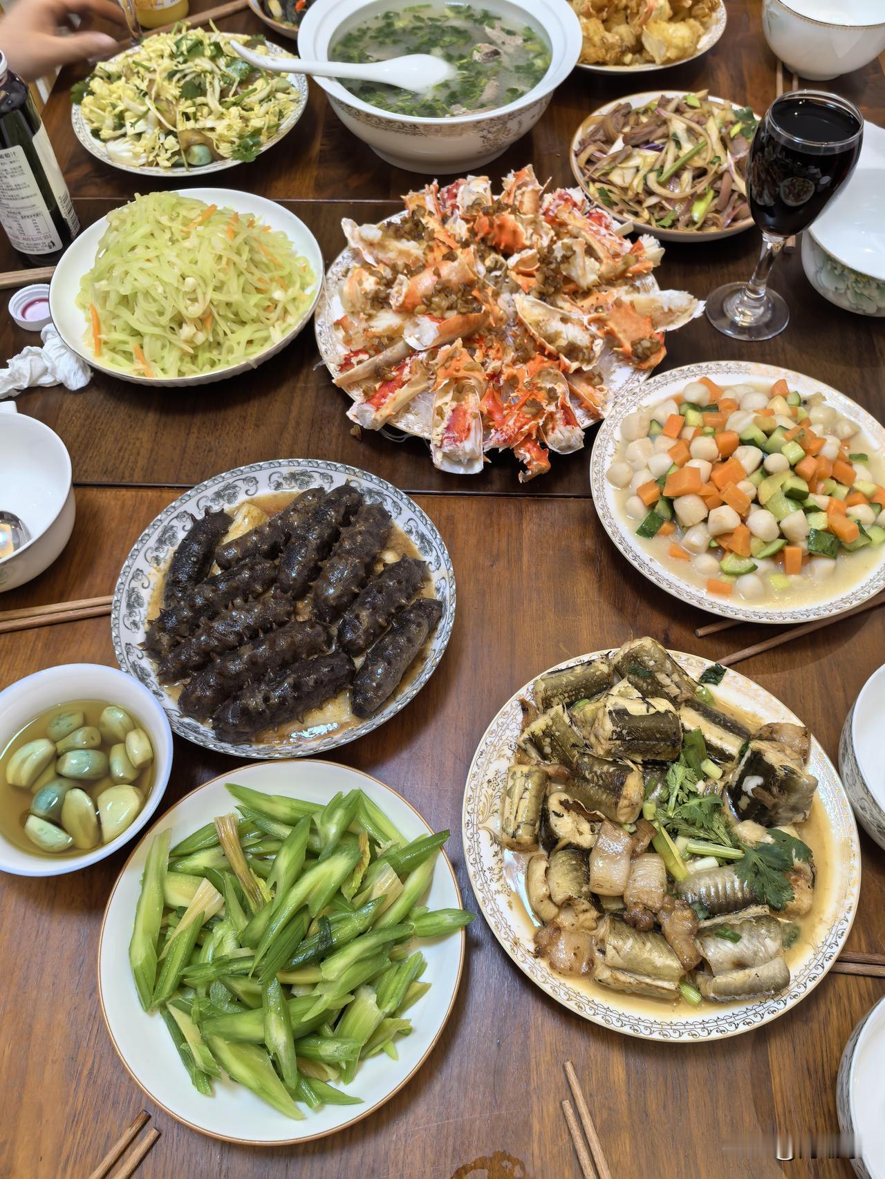 晒晒我家年夜饭这年夜饭还可以吗？家常菜最亮眼的是中间那个帝王蟹，然后加了个海参，