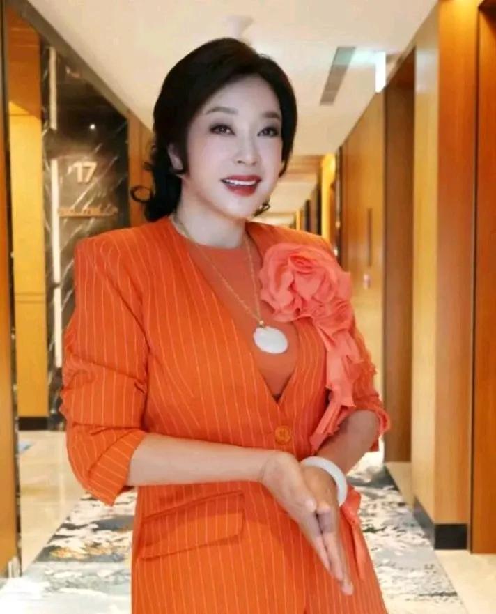 我觉得刘晓庆辛亏没孩子，否则都跟她丢不起那个人。
刘晓庆风流了一辈子。男朋友走马