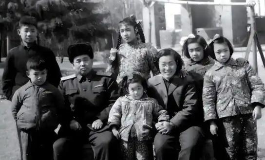 1967年10月，工作人员向许世友汇报：“司令，有人想见您。”许世友当即表示：“