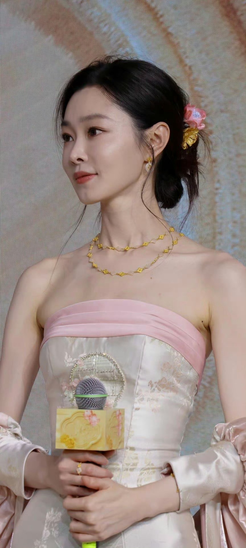 宋轶生图好能打，不怕高清怼脸拍照，这状态绝了 