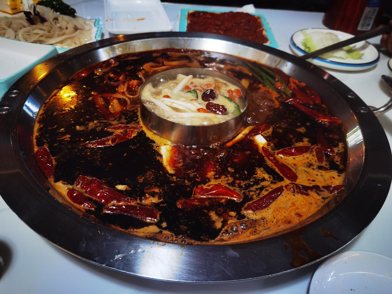 作为销售老油条，我有话要说，
这是鸳鸯火锅？到了四川广元，就想尝尝四川火锅，专门