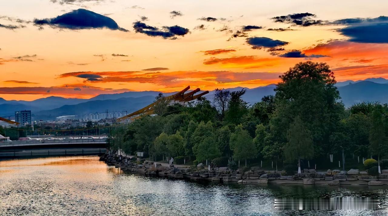 一定要深刻领悟维特根斯坦那句，语言即世界。
我们从小到大接受的是学校老师、家长、