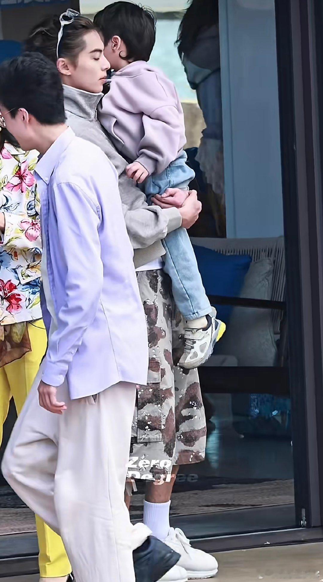 王鹤棣亲爱的客栈抱娃路透亲爱的客栈 一直印象里是酷拽霸总范儿的王鹤棣，抱娃的画面