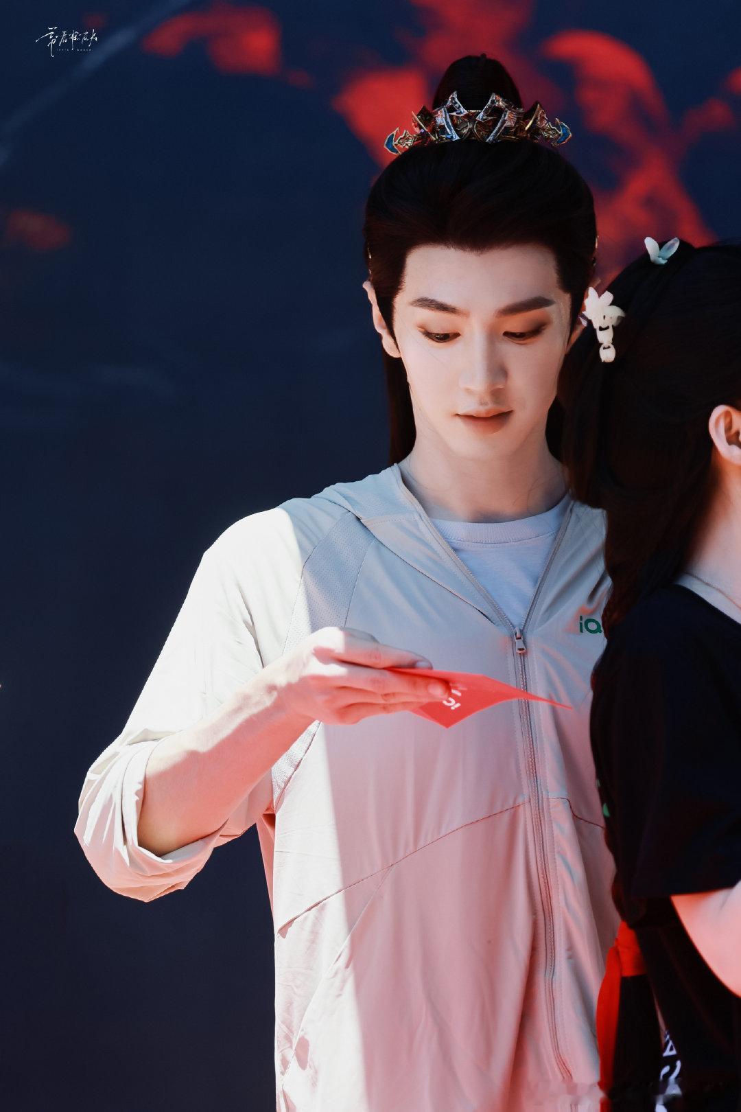 #陈哲远拍拍武术指导这一下#虽然这样的举动很小，但是从这样的动作中能看到陈哲远的