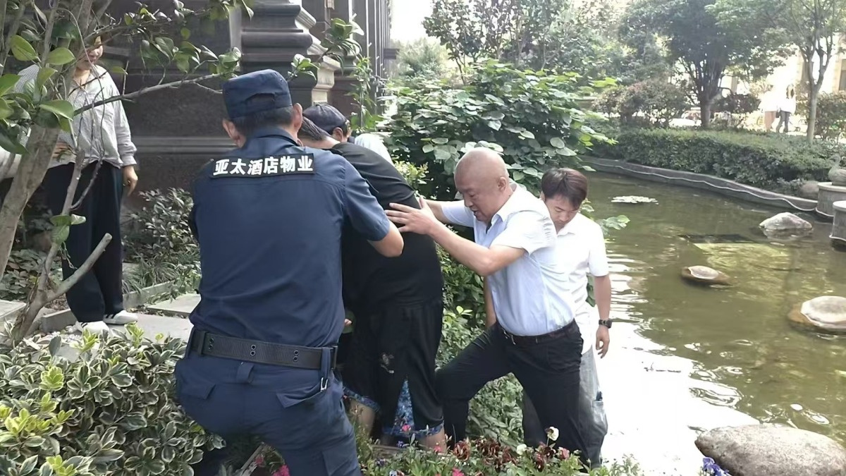 【宁波北仑保安3分钟救回落水者】千钧一发显担当，平凡岗位见英雄！近日，北仑一名入
