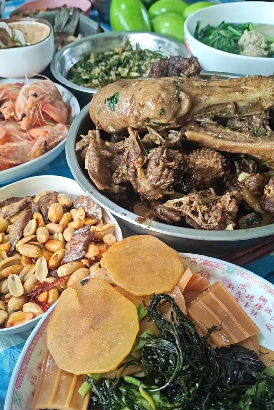 一桌子的下饭菜，真是太好吃了！
还没下班，二姨就早早的给我打电话，说下班之后去她