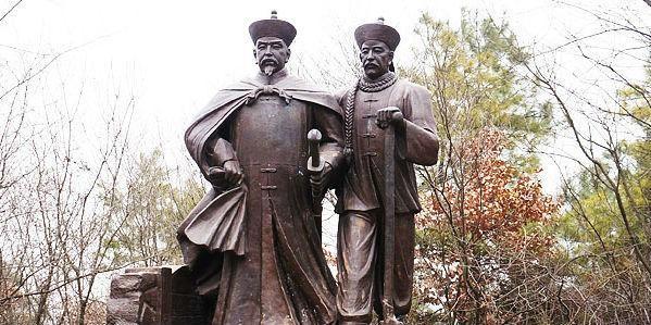 1864年，刘铭传占领太平天国一护王府，见到护王陈坤书，呵斥其垂手领罪，陈坤书却