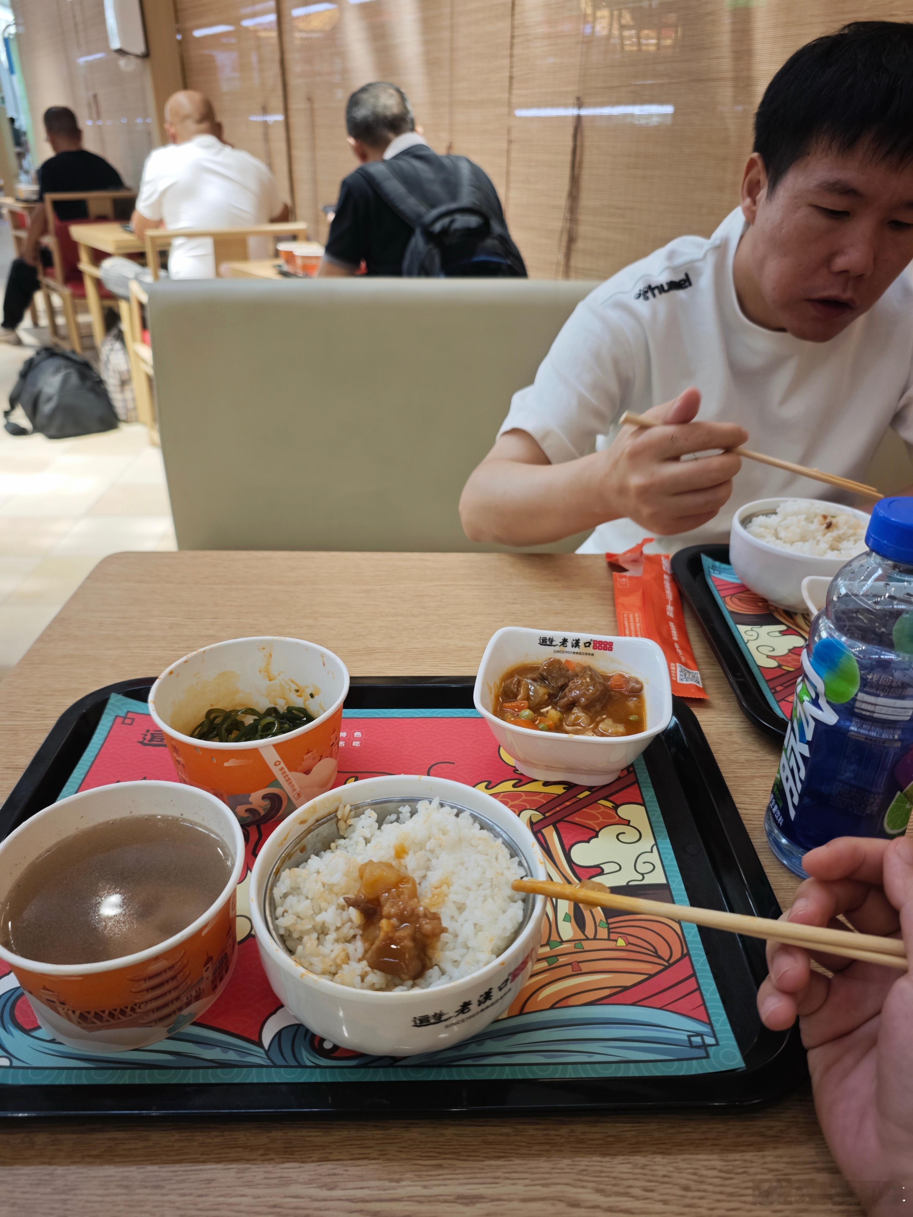 这一份58 比高铁上的盒饭强点儿 但是也不太好吃 都是预制菜 [单身狗]  ​​