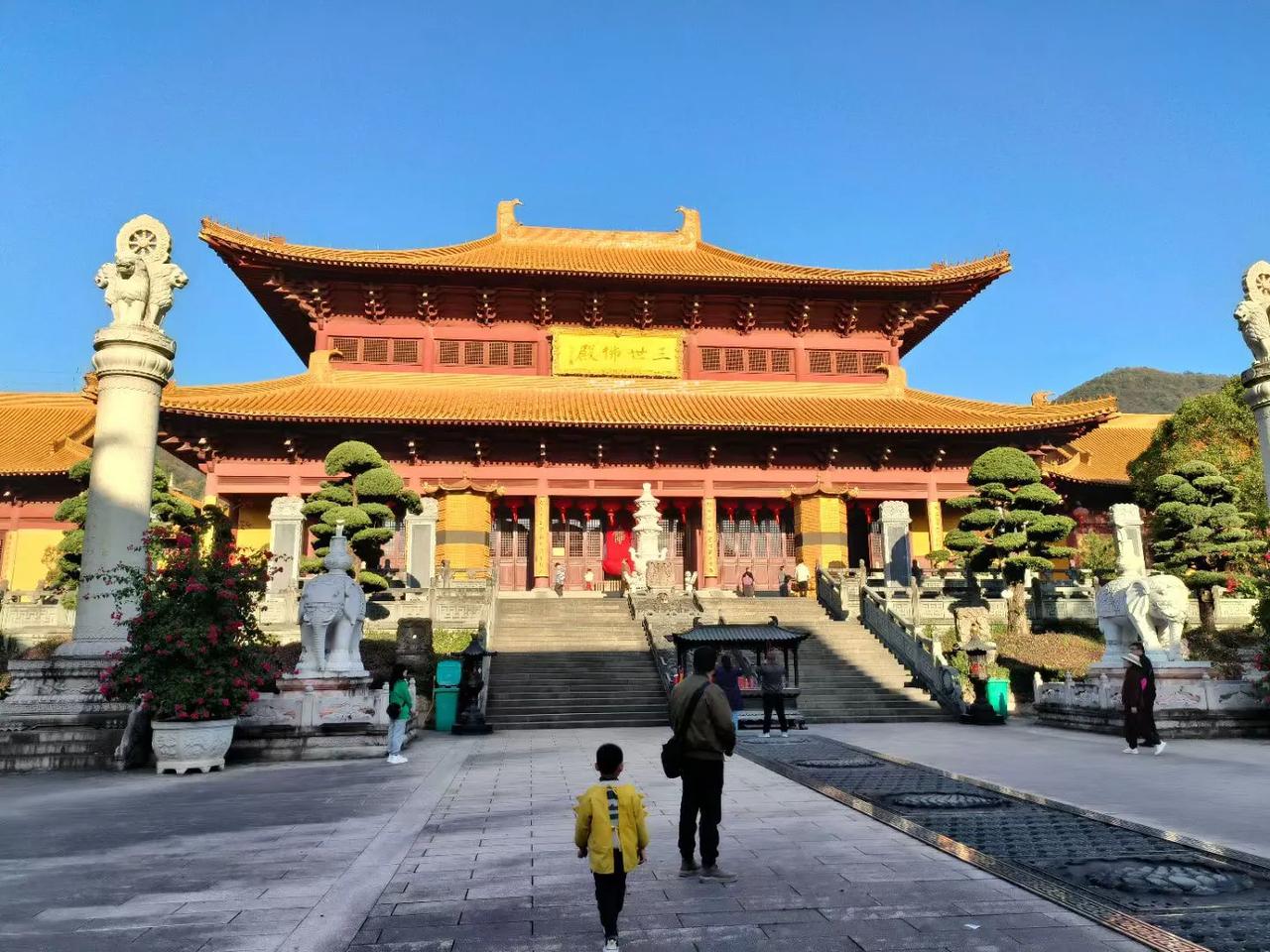 在智者寺的游览过程中，我还遇到了几位僧侣。他们身着袈裟，手持经卷，神情专注而庄严