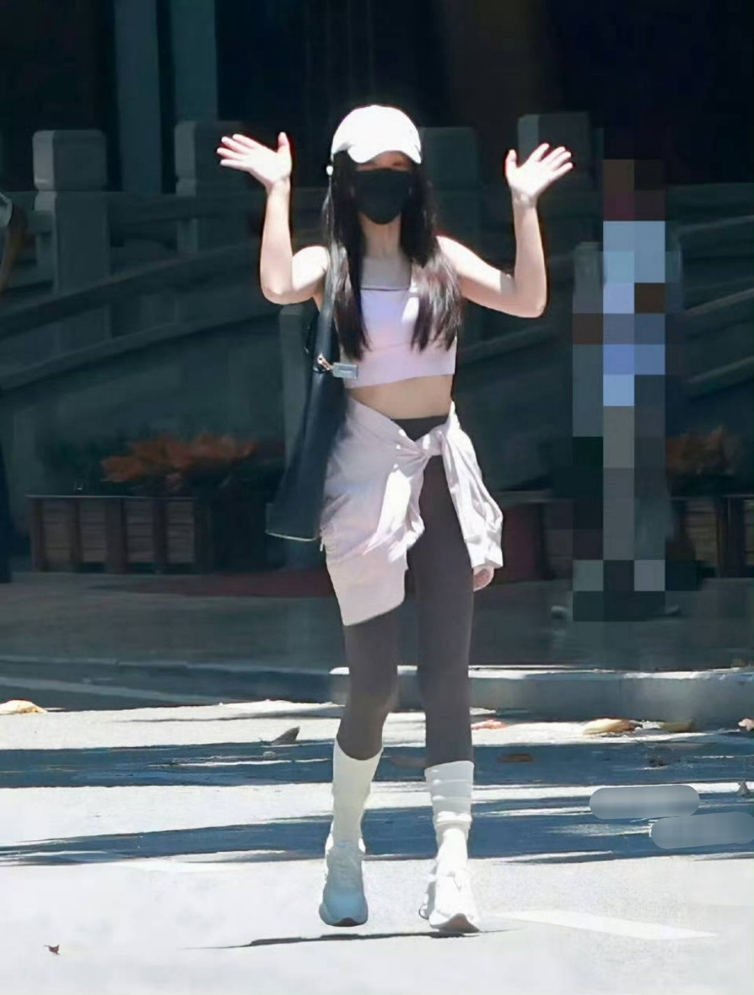 虞书欣这个比例绝了，169高妹身材比例很好，又很会穿！！我家小鱼好长一条 ～ ​