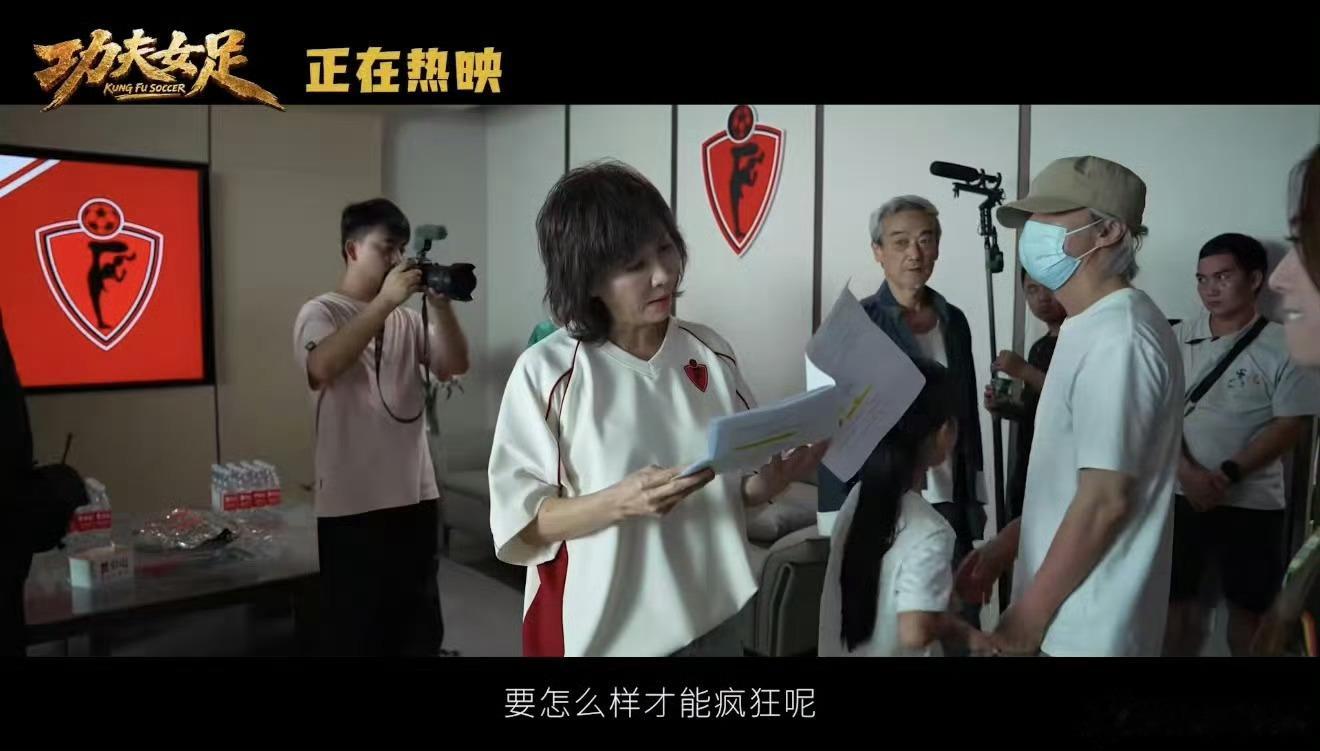 周星驰电影大人小孩看得都开心一边是满场的咯咯笑，一边是心里的轻轻叹。能同时装下天