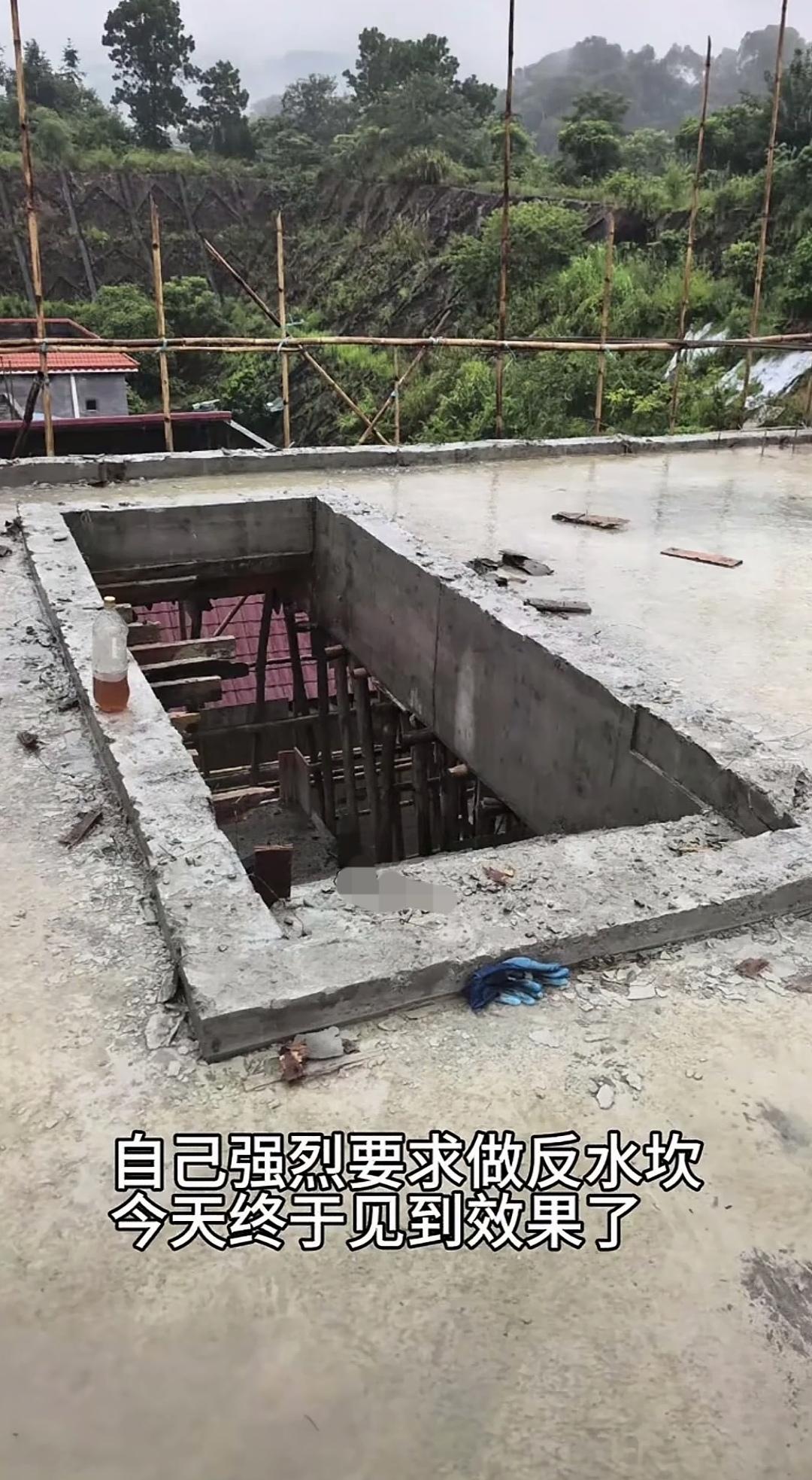 楼梯井口同步做反水坎，是否有必要呢？
浇筑屋面时，是否要连同楼梯井口一起做反水坎