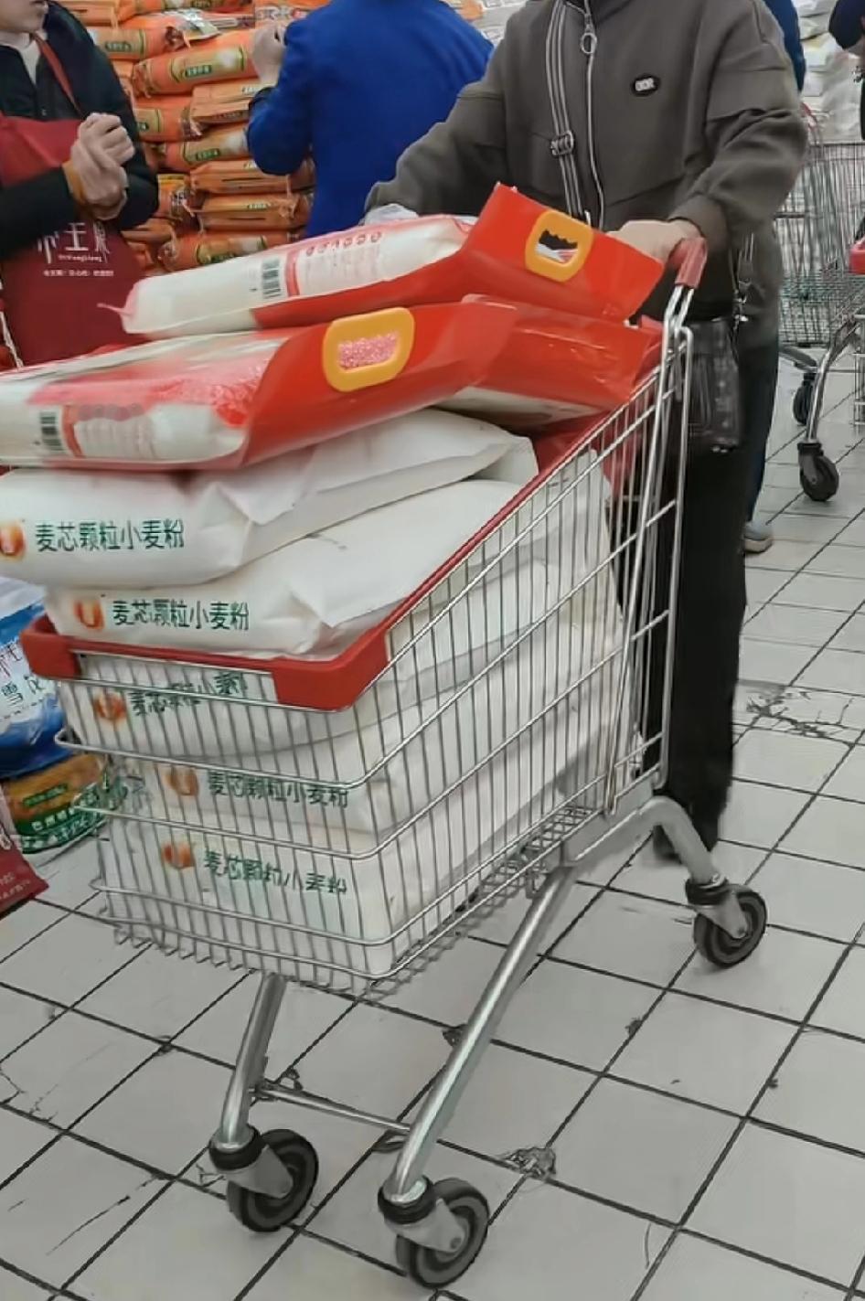 担心要打仗，又开始抢购大米囤粮，应该抢稻谷才对，抢米放长了会霉变质
农村仓里够家