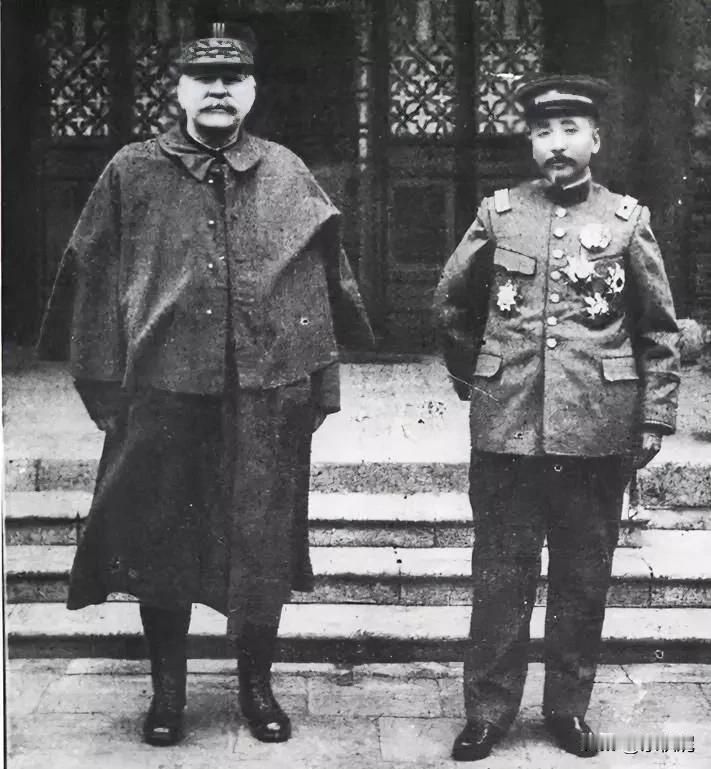 这张合影很罕见。

1922年2月24日，奉天大帅府内。

右边身材圆胖的大胡子