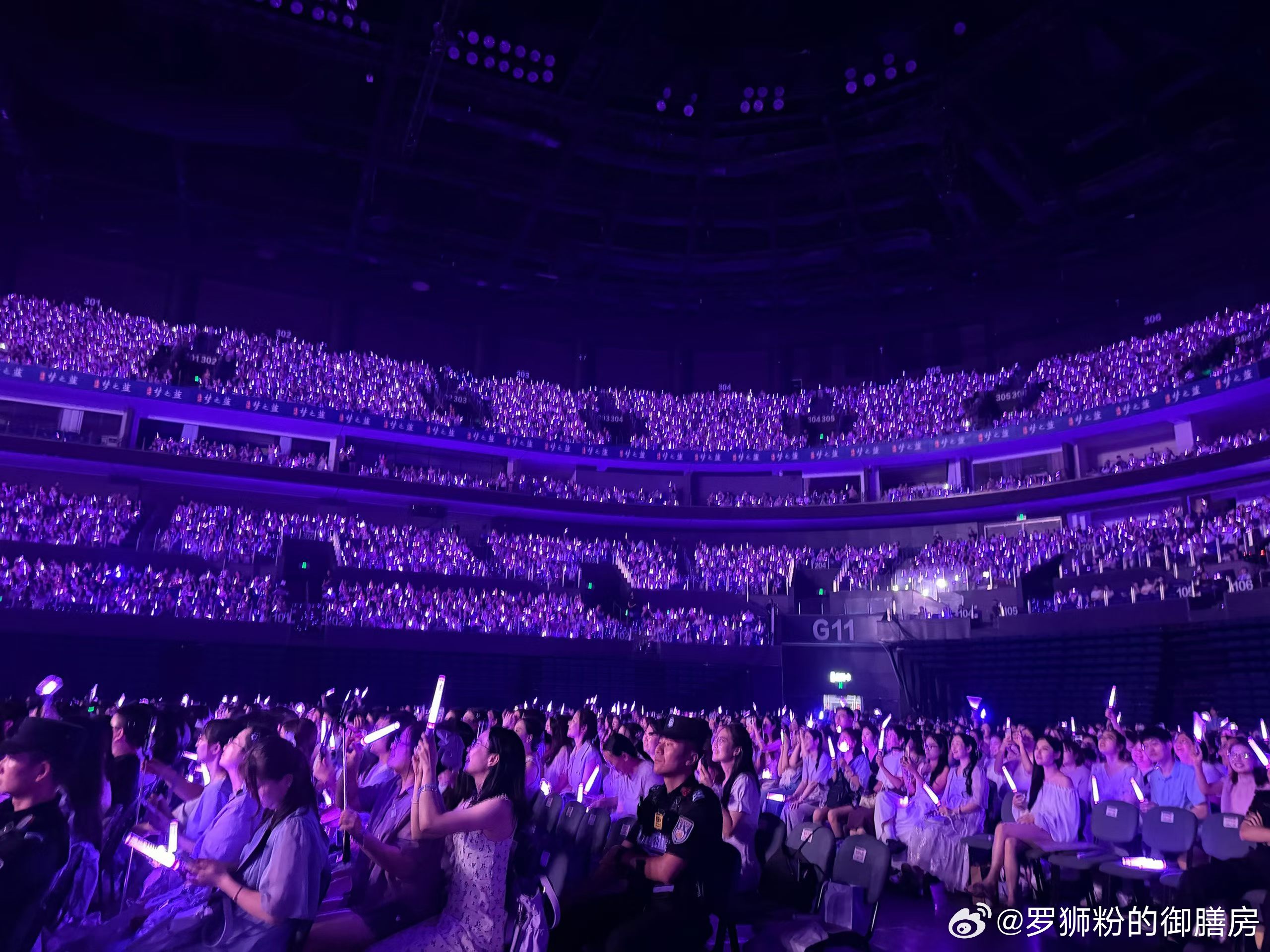 罗云熙晒视频演唱会座无虚席罗云熙演唱会现23元超低价票 网络造谣的成本实在太低！